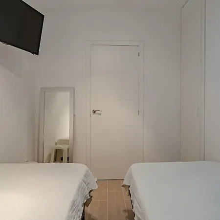 Lovely 1 Bed In K101 아데제